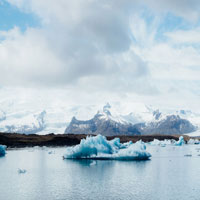 A picture of an iceburg.
